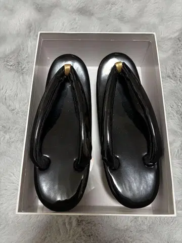 블랙 통굽 조리 금장 장식 포함 박스형
