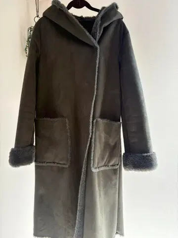 새상품급 올리브 그린 후드 부착 무스탕 코트 롱