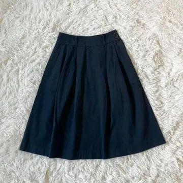 최근 모델 마가렛호웰 코튼 턱 플레어 스커트 네이비