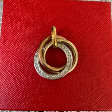 겹쳐진 반지 펜던트 탑