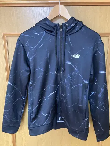 New Balance 마블 후드티 & 조거 팬츠 세트