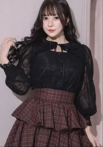 pium 프릴 칼라 레이스 케이프 블라우스 블랙
