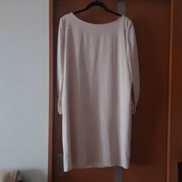 크림색 긴팔 무릎 기장 원피스 리본 포함