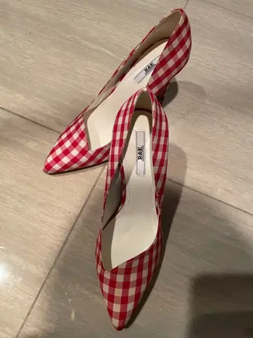 빨간색과 화이트 깅엄 체크 하이힐