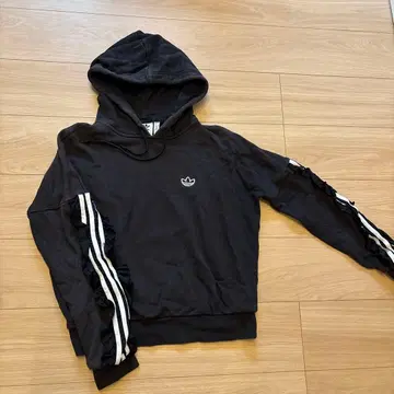 adidas 프릴 달린 블랙 후드티 JM