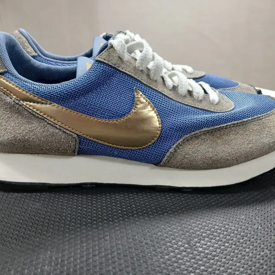 nike daybreak blue gold