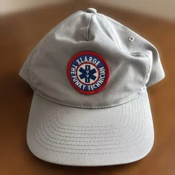 XLARGE 그레이 자수 로고 캡