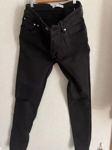 스키니 데님 팬츠 블랙 데미지 있음