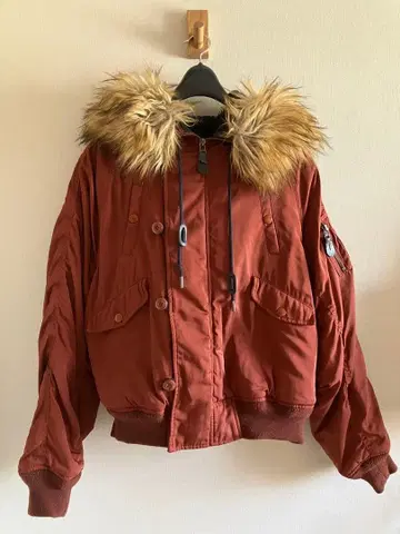 오렌지 퍼(fur) 부착 MA-1 자켓