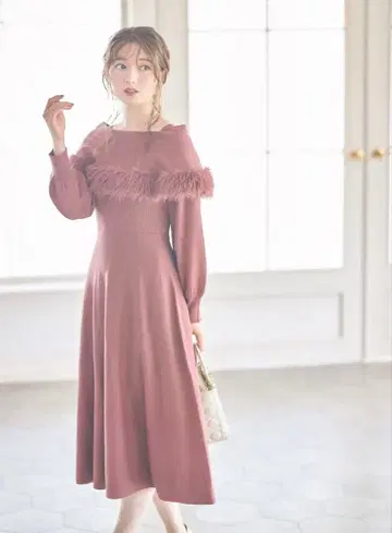 [ tocco closet ] 퍼 달린 케이프 라이크 니트 원피스