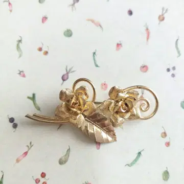 체코슬로바키아 장미 브로치
