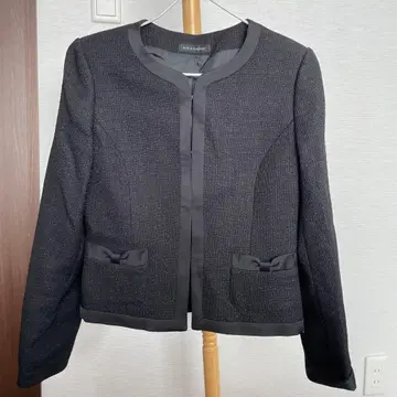 블랙 자켓과 블랙 플레어 스커트