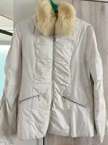 화이트 다운 자켓 퍼 카라 부착