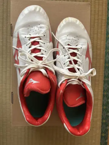 MIZUNO 스파이크 화이트/레드