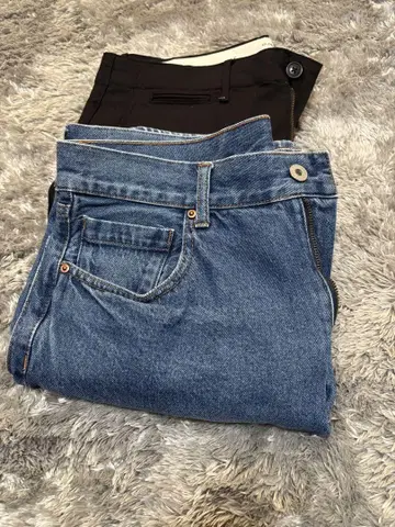 데님 블루와 블랙의 팬츠 세트