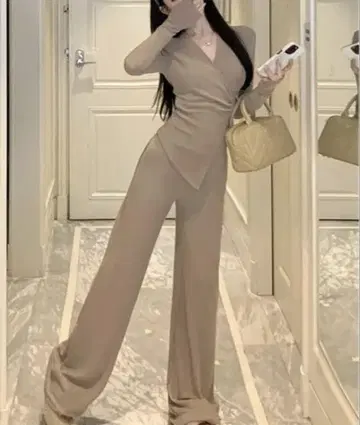 미사용 새상품! 깊은 V넥 긴팔 상의 & 롱 루즈 팬츠 베이지 등 리본