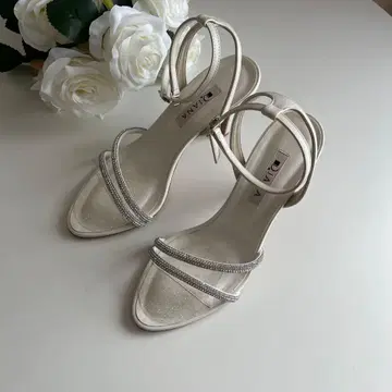 DIANA 반짝이는 스톤이 빽빽한 가녀린 스트랩 샌들