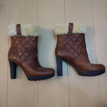 ARMANI JEANS 가죽 퀼트 보아 부츠 사이즈 38