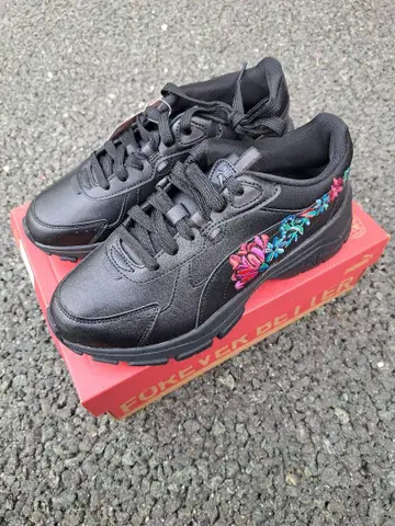 PUMA 푸마 카시아 VIA 통굽 꽃무늬 자수 스니커즈 24.5