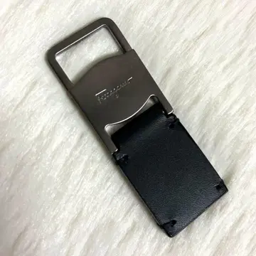 페라가모 가죽 키링 실버 금장 장식 블랙