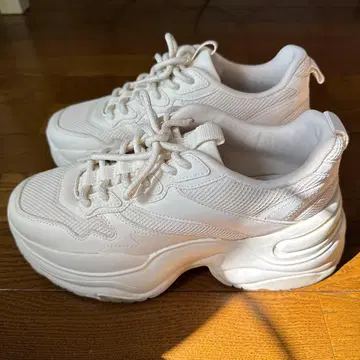 ZARA 통굽 화이트 스니커즈
