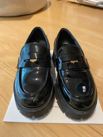 ZARA 통굽 코인 로퍼 블랙 에나멜 로퍼