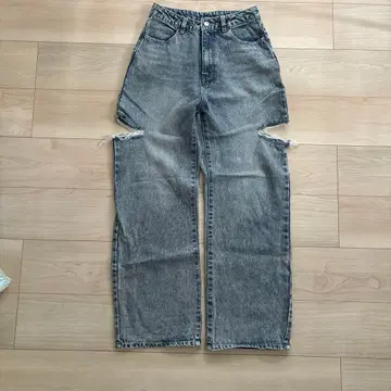 컷 아웃 디자인 그레이 데님 팬츠