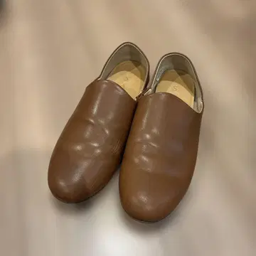 SAYA 브라운 로퍼