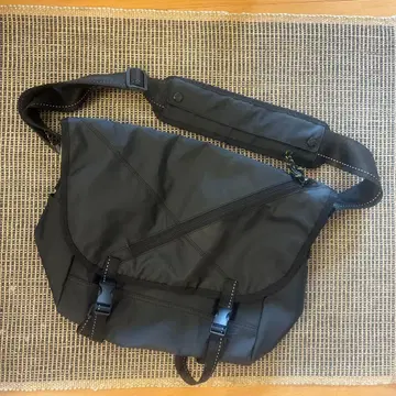 삼소나이트 레드 바이어스 스타일 메신저 백