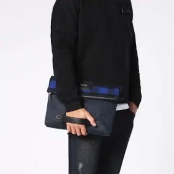 체크 무늬 플랩이 달린 클러치백