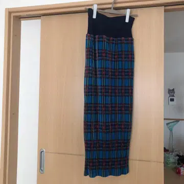 파랑과 빨간색 체크 무늬 타이트 스커트