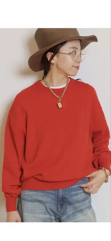 빨간색 긴팔 니트