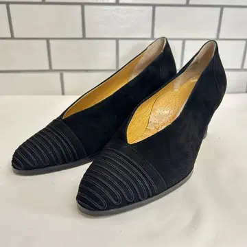 [ 새상품급 ] 블랙 스웨이드 펌프스 22cm 2E 빈티지풍 V컷