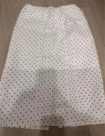 화이트 도트 무늬 플레어 스커트