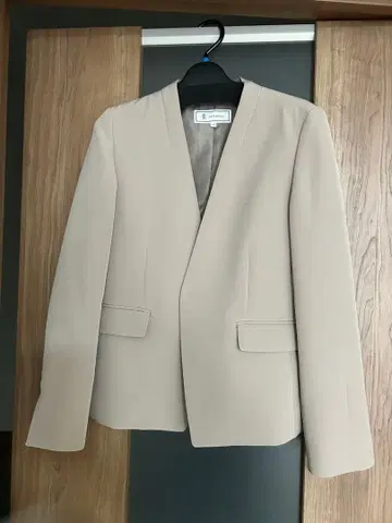 로페피크닉 셋업 노카라 자켓 베이지