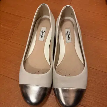 Clarks 플랫슈즈 화이트/실버