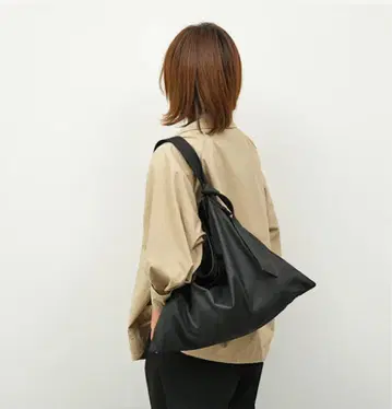 zip 스퀘어 숄더 M (black) 염소 가죽 REN 백과 가마구치