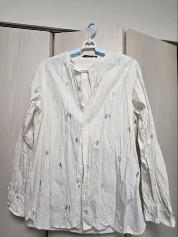 파드칼레 carring happiness print 크루넥 블라우스