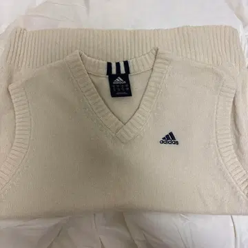 adidas 아이보리 V넥 니트 베스트