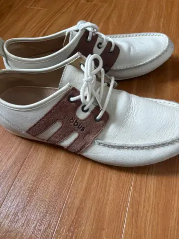 뫼비우스 화이트/브라운 캐주얼 슈즈