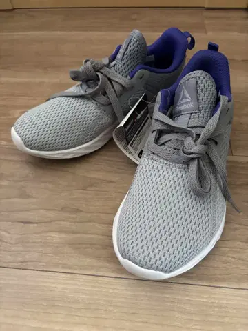 새상품 Reebok ASTRORIDESTRIKE 스니커즈 22cm