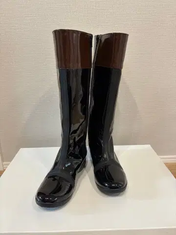 블랙과 브라운 지퍼 달린 롱 레인부츠