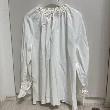 화이트 프릴 긴팔 셔츠