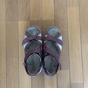 올리브색 사카 샌들