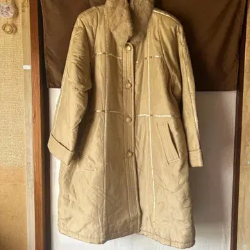베이지 퍼 옷깃 롱 코트