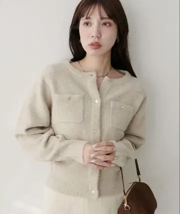 내추럴 꾸뛰르 * 수플레얀 금장 버튼 포켓 가디건