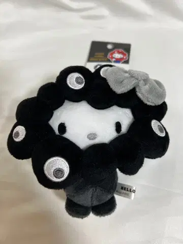 오사카 간사이 만박 키티 미야쿠미야쿠 콜라보 카라비너 부착 블랙
