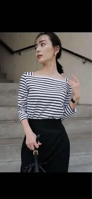 보더 무늬 긴팔 상의 네이비/화이트 아뉴앙스 상의