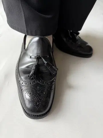 CHEANY 구멍 장식 롱윙 태슬 로퍼 데드스탁 치니