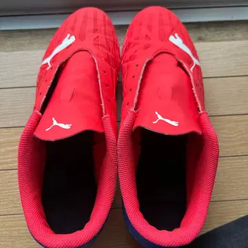 Puma 레드 스파이크 슈즈